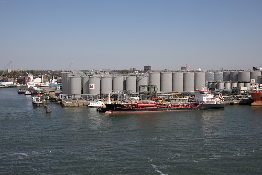 europoort maasvlakte rotterdam botlek haven scheepvaart industrie fabrieken marine transport overslag terminal portlantis ferry centrale